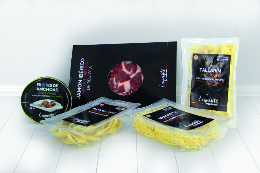 La gama de productos Exquisitè incluye, entre otros, bonito del norte en aceite de oliva virgen, patatas fritas, pastas, quesos de oveja con diferentes curaciones, salmón ahumado y anchoas del cant