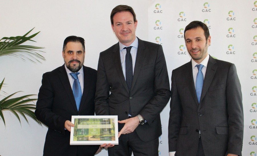En la imagen (de izq. a dcha.), Francisco J. Gallego, National Account Executive de Chep; Antonio González, director de RSC & RRHH de GAC; y Pablo Soriano, Category Manager, Customer Service de Chep.