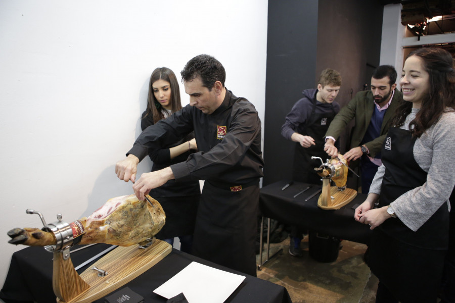 Dos de cada tres extranjeros residentes en España aseguran que cuando regresan a su país por Navidad el producto gastronómico español que más añoran es el jamón.