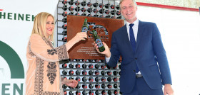 En la imagen, Cristina Cifuentes, presidenta de la Comunidad de Madrid, y Richard Weissend, presidente de Heineken España, durante el acto de conmemoración del 50 aniversario de la fábrica de la ce