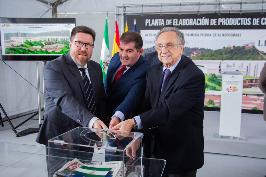 En la imagen (de dcha. a izq.): Tomás Fuertes, presidente de ElPozo Alimentación; Gilberto Domínguez, alcalde de Jabugo; y Rodrigo Sánchez Haro, consejero de Agricultura, Pesca y Desarrollo Rural 