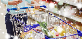 Los españoles concentran sus compras y recogida de pedidos de alimentación en las horas previas a las celebraciones, aunque los supermercados llevan semanas reforzando las secciones de productos má