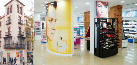 La primera tienda de Perfumerías Avenida en Cáceres ocupa las dos primeras plantas del emblemático Palacete de San Antón.