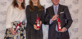 Rosa y Paco Vañó, propietarios de Castillo de Canena, junto a Sara Baras.