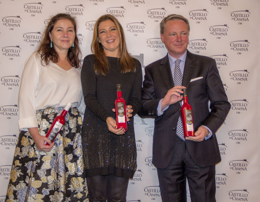 Rosa y Paco Vañó, propietarios de Castillo de Canena, junto a Sara Baras.