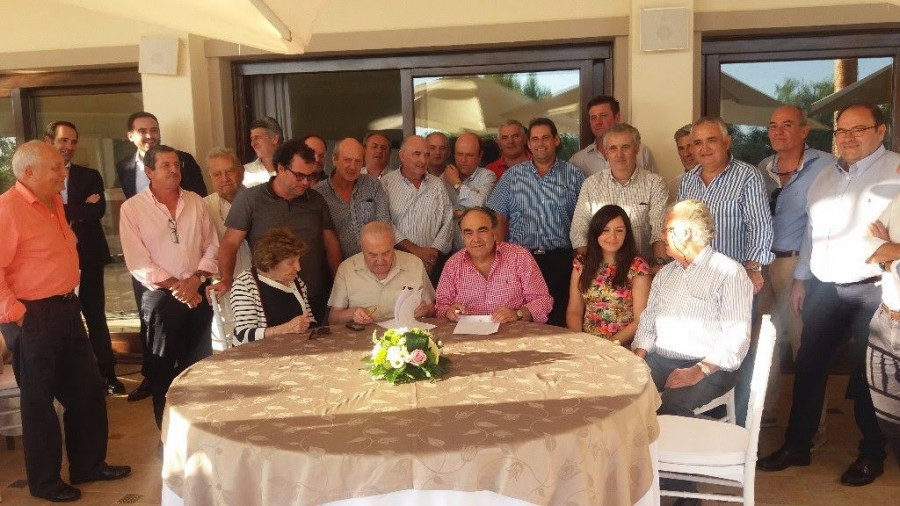 Momento de la firma del acuerdo entre el representante de Pompeian, Sylvain Devico, y el presidente de Dcoop, Antonio Luque, en presencia de consejeros de ambas empresas en Marbella (Málaga) el pasad
