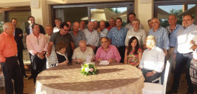 Momento de la firma del acuerdo entre el representante de Pompeian, Sylvain Devico, y el presidente de Dcoop, Antonio Luque, en presencia de consejeros de ambas empresas en Marbella (Málaga) el pasad