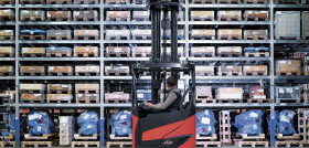 La ampliada gama de modelos de litio-ion de Linde abarca apiladores y apiladores de doble palet con una capacidad de carga de 1,2 a 1,6 toneladas, disponibles tanto como vehículos de conductor acompa