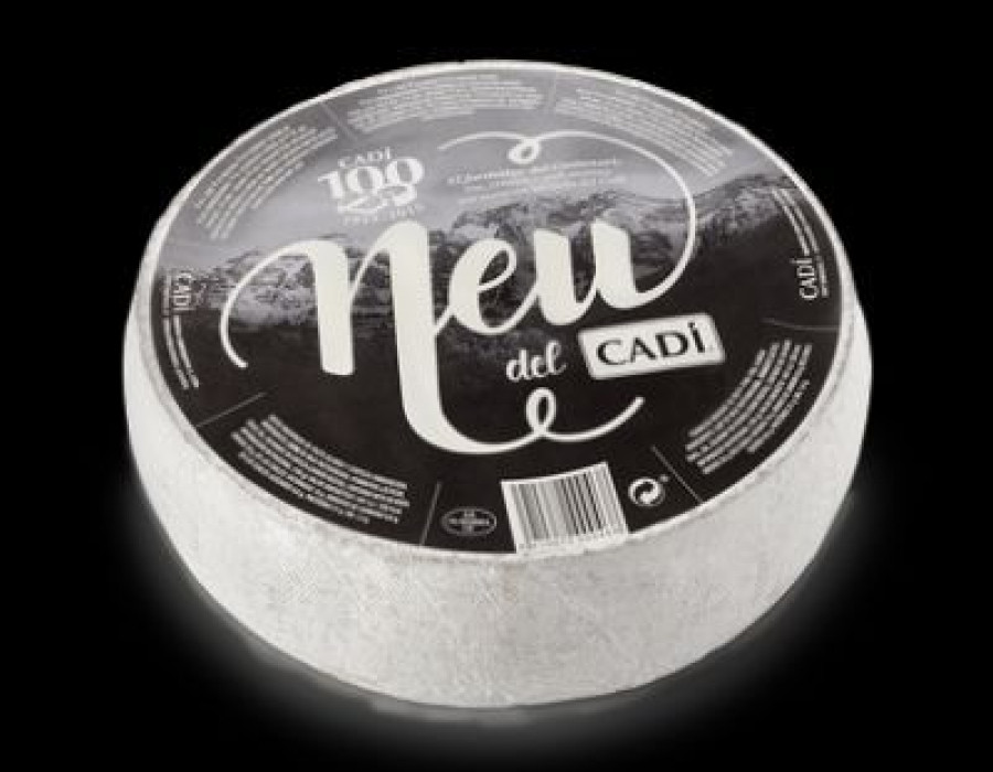 Neu del Cadí es un queso de pasta blanda y piel enmohecida, desarrollado en motivo del centenario de la Cooperativa Cadí.