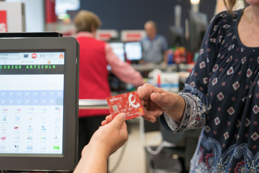 A finales del pasado mayo, Eroski lanzó una nueva tarjeta de crédito Eroski Club en colaboración con Mastercard y Santander Consumer Finance, con el objetivo de ofrecer nuevas posibilidades de ahor