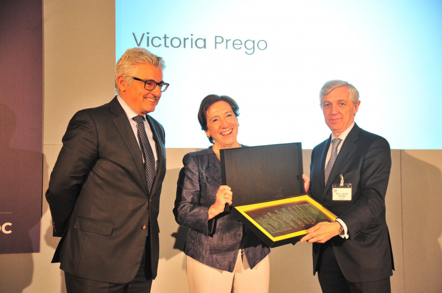 Victoria Prego recibe el premio de manos de Javier Campo y José María Bonmatí, presidente y director general, respectivamente, de Aecoc.