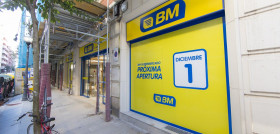 BM Supermercados ha abierto las puertas de su primera franquicia en Bilbao, concretamente en el Casco Viejo de la villa, en el número 3 de la calle Banco de España.