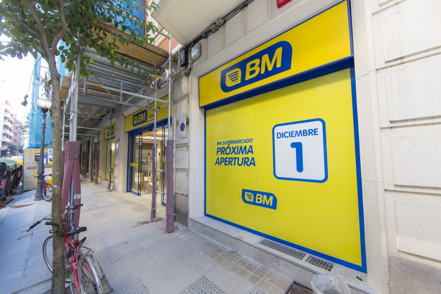 BM Supermercados ha abierto las puertas de su primera franquicia en Bilbao, concretamente en el Casco Viejo de la villa, en el número 3 de la calle Banco de España.