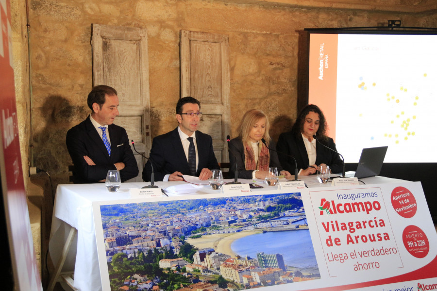 De izq. a dcha.: Javier Marín, director de desarrollo de Auchan Retail España; Jesús López, director regional de Alcampo; Isabel Villaescusa, directora Alcampo Vilagarcía de Arousa; y María Jos