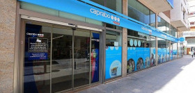 Caprabo acaba de inaugurar dos nuevos supermercados en la provincia de Barcelona, en la Ciudad Condal y en Badalona, y otro en Ulldecona (Tarragona).