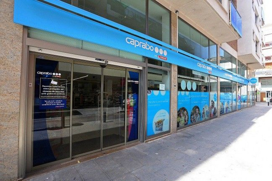 Caprabo acaba de inaugurar dos nuevos supermercados en la provincia de Barcelona, en la Ciudad Condal y en Badalona, y otro en Ulldecona (Tarragona).