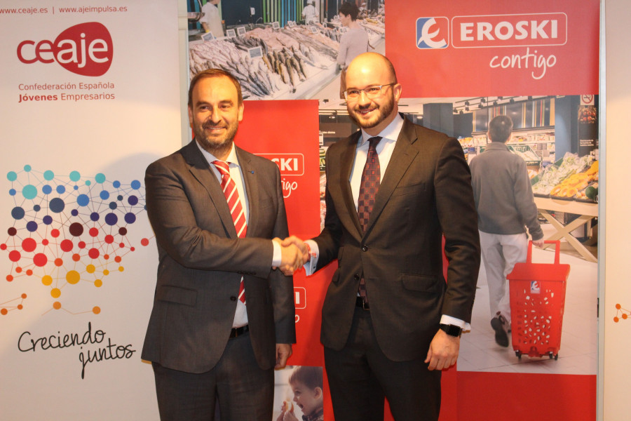En la imagen (de izq. a dcha.): Enrique Martínez, director de Franquicias Eroski, y Fermín Albadalejo, presidente de Ceaje, durante la firma el acuerdo de colaboración.