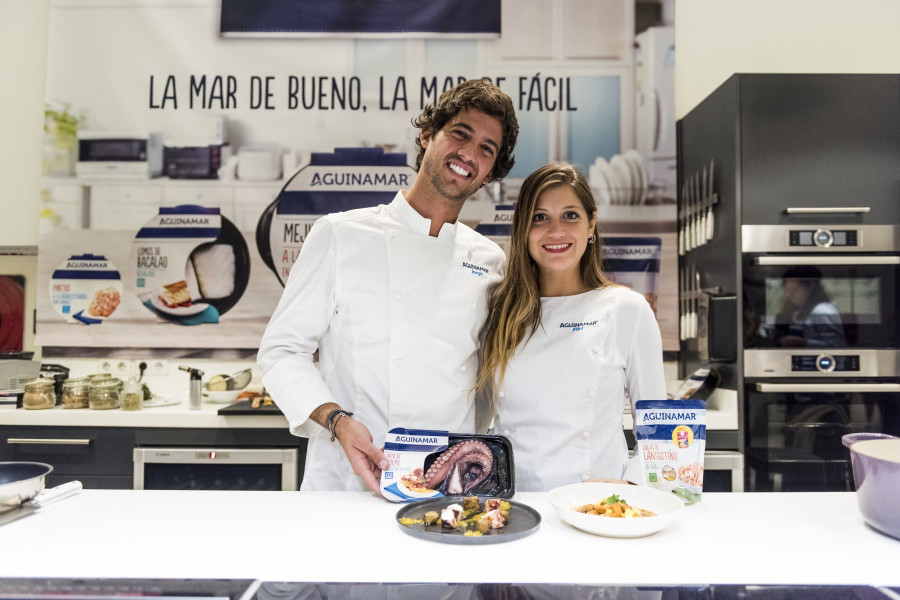 En la imagen, Jorge y Miri de MasterChef en el showcooking celebrado con Aguinamar.