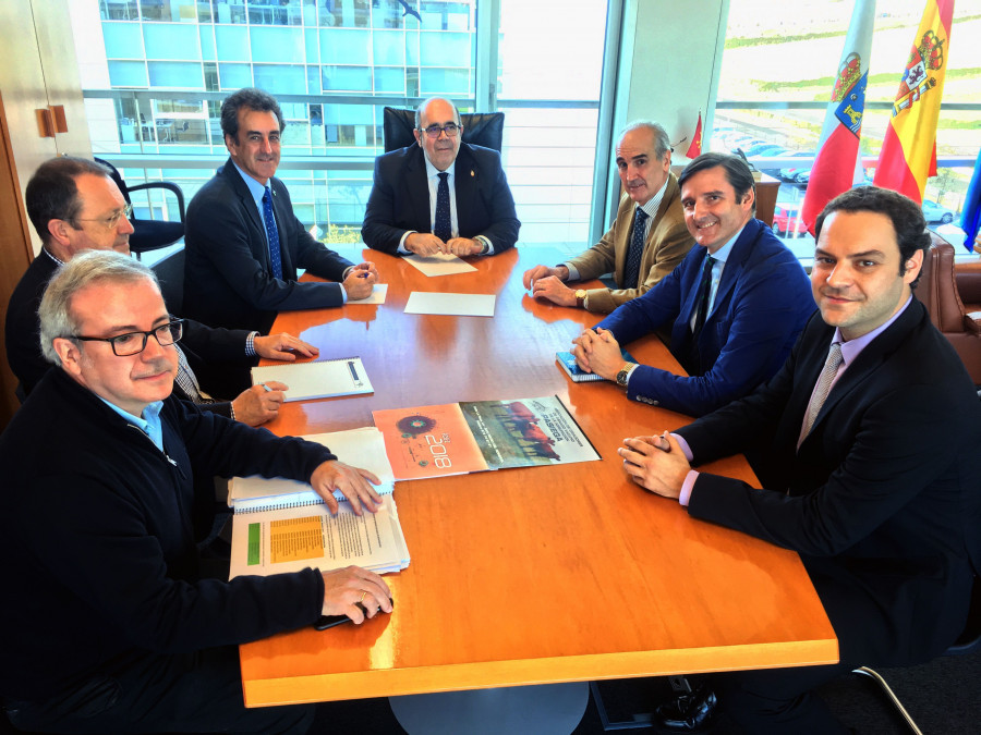El consejero delegado traslada a los consejeros Oria y Martín los planes de la empresa para aumentar su capacidad productiva y crear 30 nuevos puestos de trabajo.