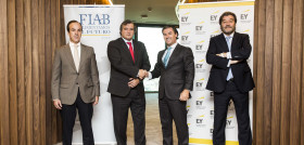 En la imagen (de izq. a dcha.): Mauricio García de Quevedo, director general de Fiab; Mané Calvo, presidente de Fiab; Federico Linares, consejero delegado de EY en España; y José Luis Ruiz Expósi