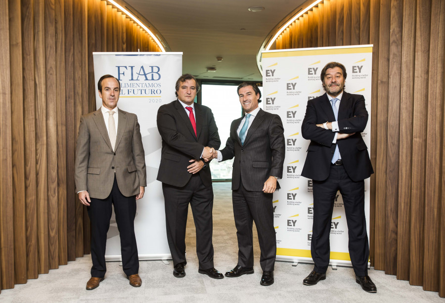 En la imagen (de izq. a dcha.): Mauricio García de Quevedo, director general de Fiab; Mané Calvo, presidente de Fiab; Federico Linares, consejero delegado de EY en España; y José Luis Ruiz Expósi