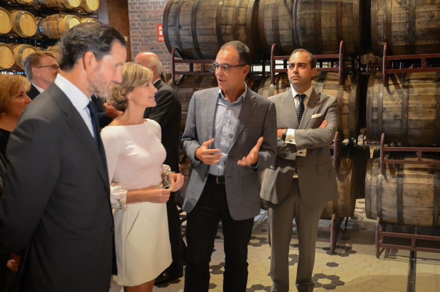 La ministra de Agricultura y Pesca, Alimentación y Medio Ambiente, Isabel García Tejerina, inauguró la nueva Bodega de Barricas del Centro de Producción de Mahou San Miguel en Alovera (Guadalajara