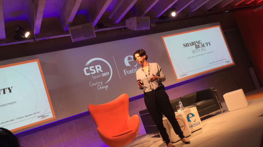 Alexandra Palt, directora mundial de Sostenibilidad de L’Oréal, ha intervenido en el foro CSR Spain 2017 de Forética explicando que el 82% de los productos lanzados o renovados en 2016 han mejorad