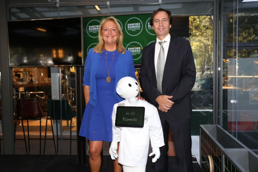 La directora general de Comercio y Consumo de la Comunidad de Madrid, María José Pérez-Cejuela, junto al presidente ejecutivo de Sánchez Romero, Enric Ezquerra, y “Romerito”.