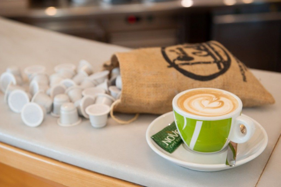Las cápsulas, fabricadas con ecovio, y desarrolladas junto con Cafés Novell, van al contenedor de reciclaje orgánico.