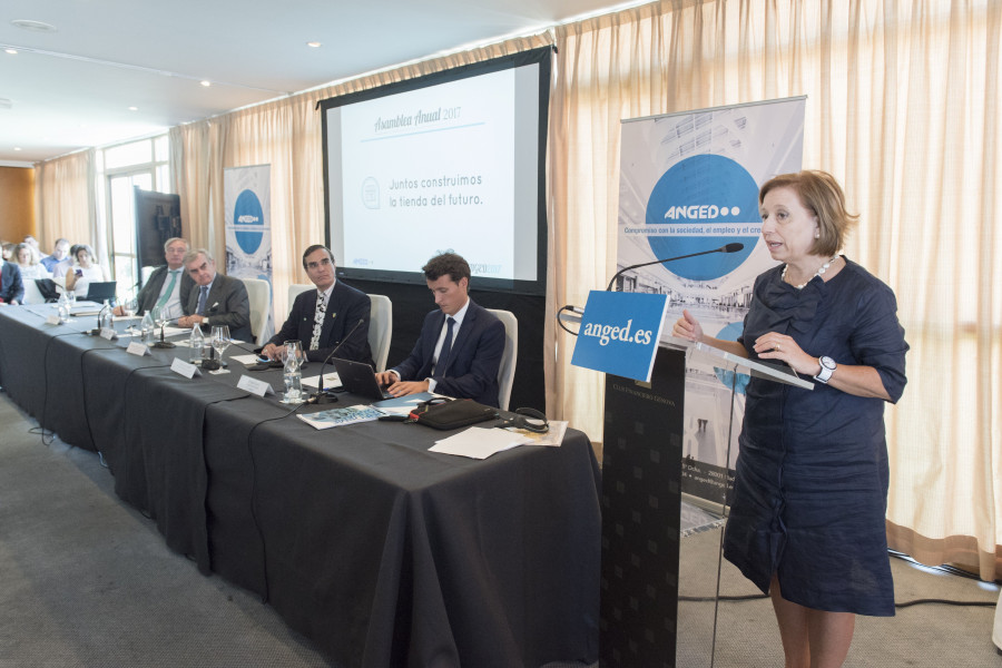 La secretaria de Estado de Comercio, María Luisa Poncela, demanda a los legisladores que dejen de ignorar la revolución digital y promuevan una normativa moderna e igual para todos operadores.