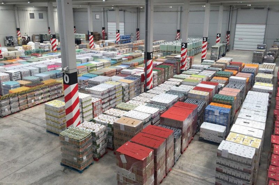 El almacén suma 4000 metros cuadrados y 14 muelles.