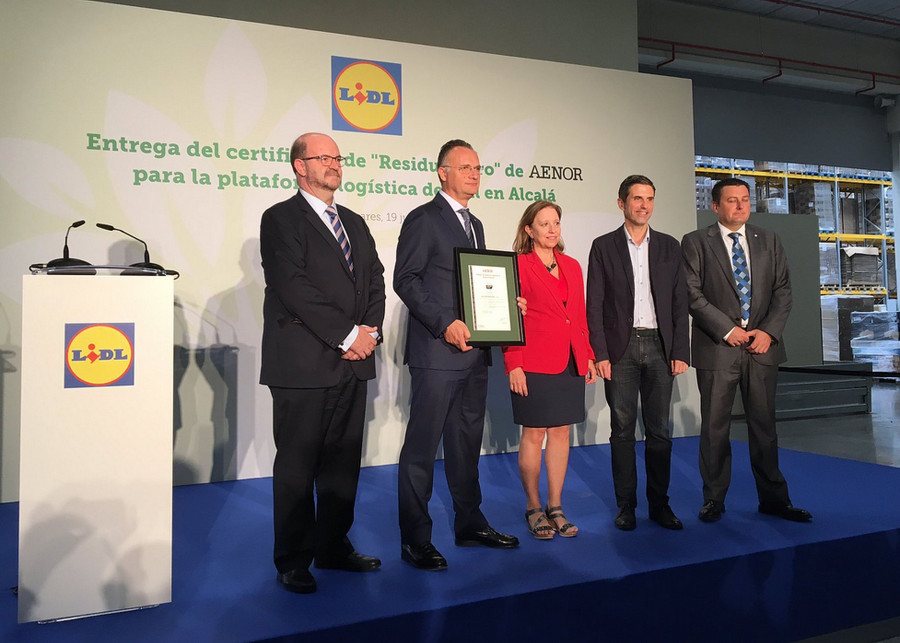 En la imagen, el director general Financiero de Lidl Supermercados, Ferran Figueras, recibe el certificado, acompañado del director de Desarrollo de Negocio de Aenor, Manuel Romero (izq.) y la secret