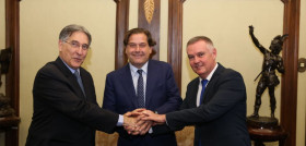 De izq. a dcha.: Fernando Pimentel, gobernador del estado de Minas Gerais; Ignacio Rivera, CEO de Hijos de Rivera; y Sérgio Azevedo, alcalde de Poços de Caldas.