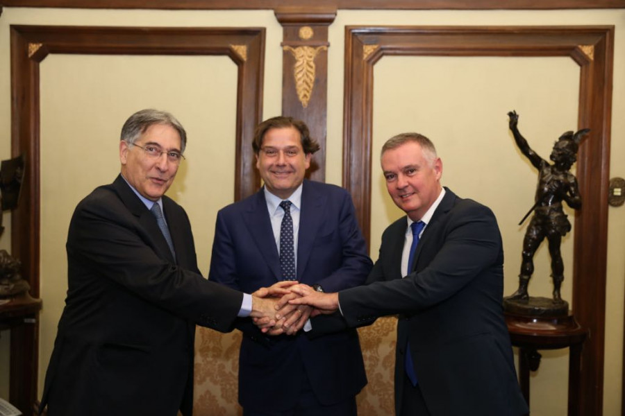De izq. a dcha.: Fernando Pimentel, gobernador del estado de Minas Gerais; Ignacio Rivera, CEO de Hijos de Rivera; y Sérgio Azevedo, alcalde de Poços de Caldas.