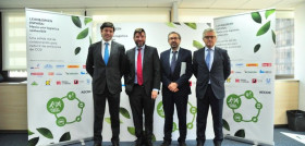 De izqda. a dcha.: Javier Domínguez, director general de Chep España; Eric Marot, director de logística y aprovisionamiento de DIA España; Eduardo González, de la Oficina Española de Cambio Clim