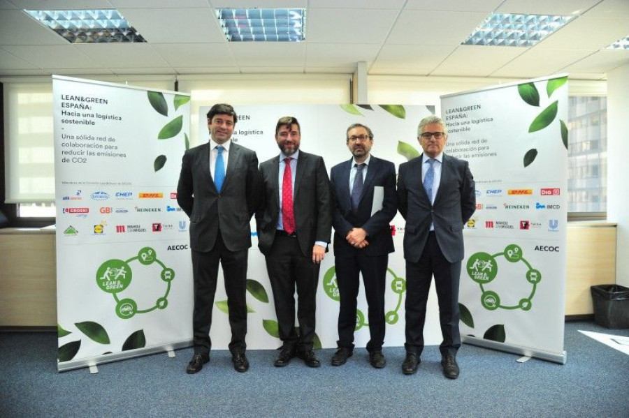 De izqda. a dcha.: Javier Domínguez, director general de Chep España; Eric Marot, director de logística y aprovisionamiento de DIA España; Eduardo González, de la Oficina Española de Cambio Clim
