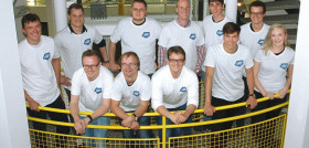 Comnovo fue fundada por Andreas Lewandowski (izqda.), Dominik Gerstel (fila delantera, segundo desde la izquierda) y Volker Köster (fila trasera, tercero desde la derecha).