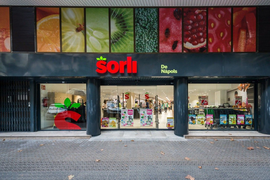 El último de los 14 establecimientos reformados ha sido el supermercado de la calle Nápoles número 10 del distrito de Sant Martí de Barcelona, para el que se han invertido 900.000 euros.