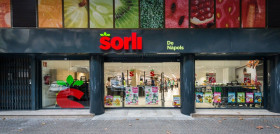 El último de los 14 establecimientos reformados ha sido el supermercado de la calle Nápoles número 10 del distrito de Sant Martí de Barcelona, para el que se han invertido 900.000 euros.