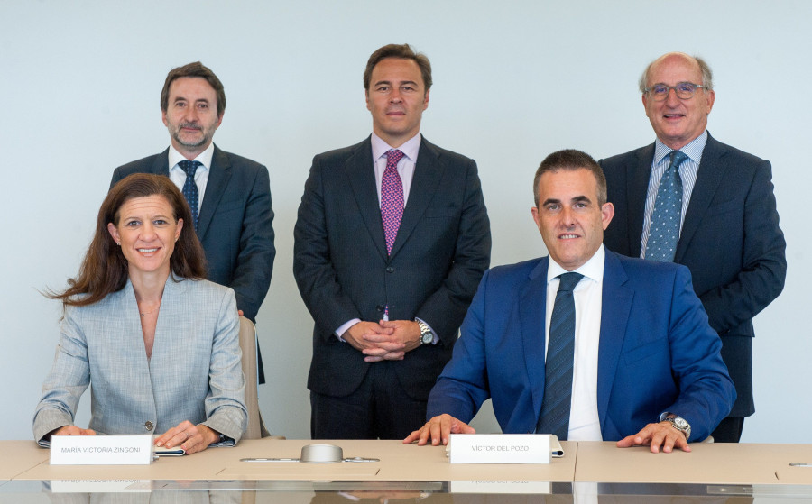 De izq. a dcha, (de pie) Josu Jon Imaz, consejero delegado de Repsol; Dimas Gimeno, presidente y consejero delegado del Grupo El Corte Inglés (ECI); Antonio Brufau, presidente de Repsol. (Sentados) M