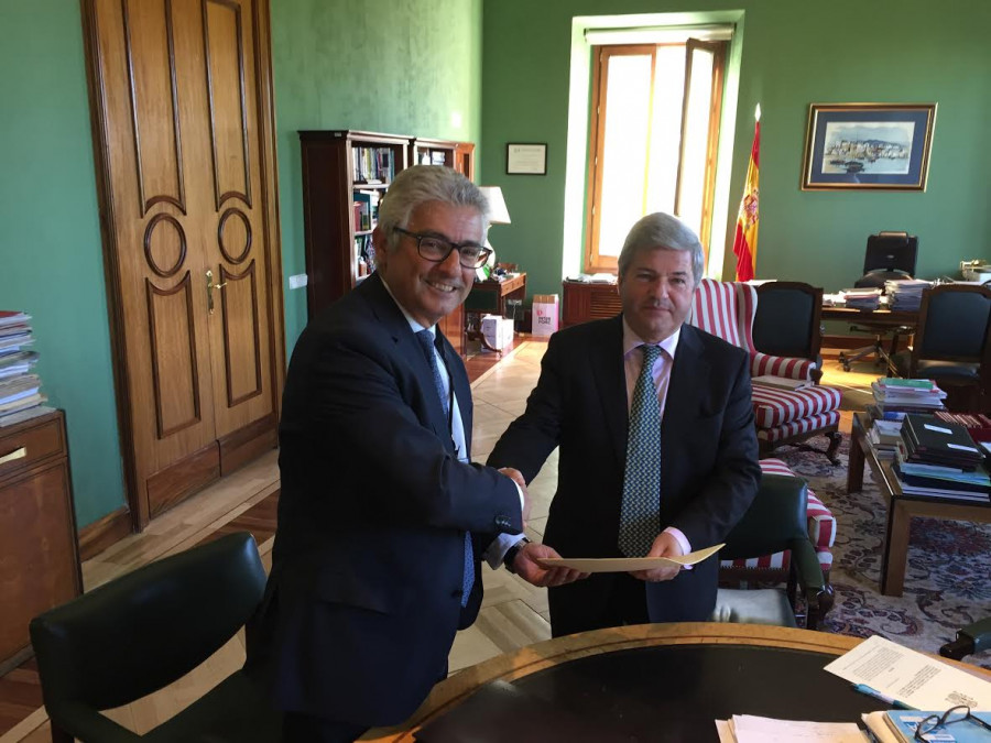 El director general de AECOC, José Mª Bonmatí, y el director general de Industria Alimentaria del Mapama, Fernando Burgaz, han firmado un acuerdo por el que colaborarán en actividades de informaci