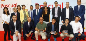 Los ganadores con Carlos Cabanas y Fernando Burgaz, del Mapama, acompañados por directivos de Calidad Pascual, Telefónica Open Future_, IBM y miembros del jurado.