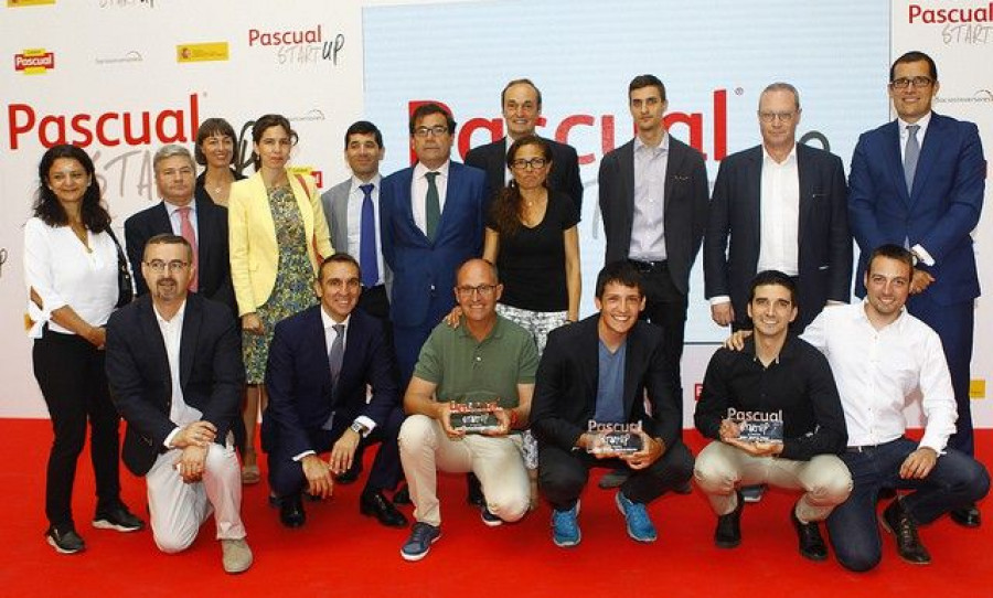 Los ganadores con Carlos Cabanas y Fernando Burgaz, del Mapama, acompañados por directivos de Calidad Pascual, Telefónica Open Future_, IBM y miembros del jurado.