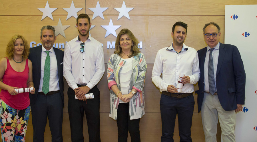La empresa ha hecho entrega recientemente de los credenciales a los nuevos profesionales que han participado en la “Academia de Frescos-Oficio”.