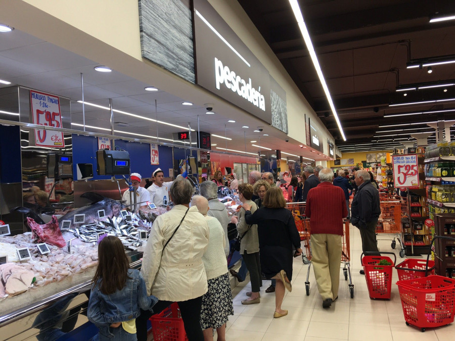 La compañía da continuidad a su plan de aperturas, ampliación y modernización de puntos de venta con la inauguración de dos grandes supermercados en Ourense y A Coruña que suman más de 3.600 me