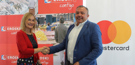 La nueva tarjeta Eroski Club-Mastercard convertirá en ahorro para su titular el 1% del importe de las compras pagadas fuera de Eroski, ingresando ese dinero en su tarjeta Eroski Club asociada.