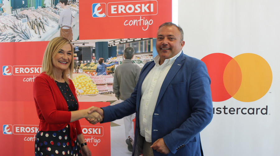 La nueva tarjeta Eroski Club-Mastercard convertirá en ahorro para su titular el 1% del importe de las compras pagadas fuera de Eroski, ingresando ese dinero en su tarjeta Eroski Club asociada.