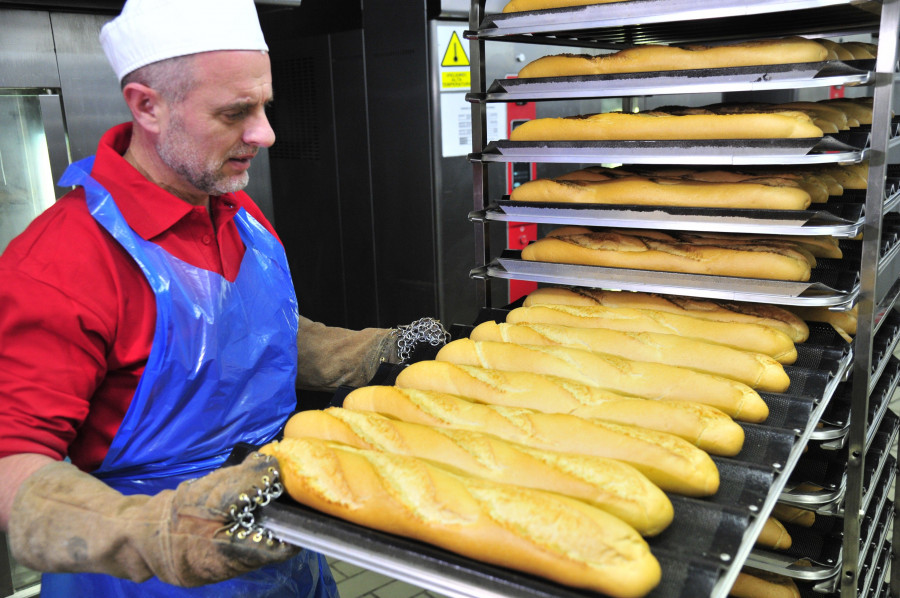 Alcampo ofrece en sus hipermercados 20 referencias de pan tradicional, sin conservantes.