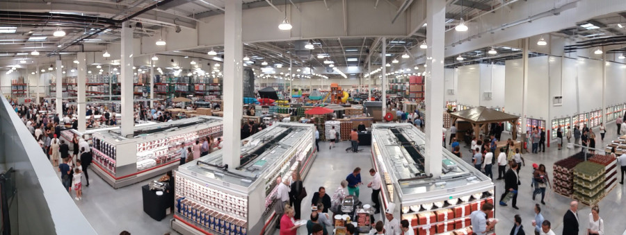 La nueva tienda de Costco en Villebon-Sur-Yvette (Francia) que supone la primera incursión de este club de compras norteamericano en el mercado francés y su tienda número 30 en Europa.