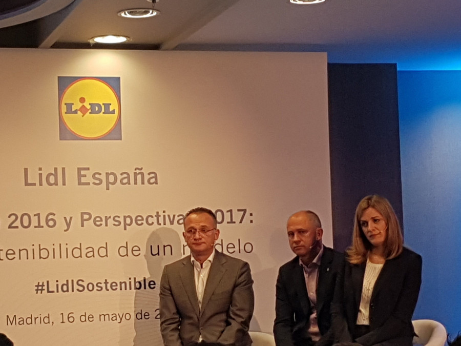 Ferrán Figueras, director general de Finanzas; Miguel Paradela, director general de Compras, y Amalia Santallusia, directora de RR.HH., durante la presentación. .